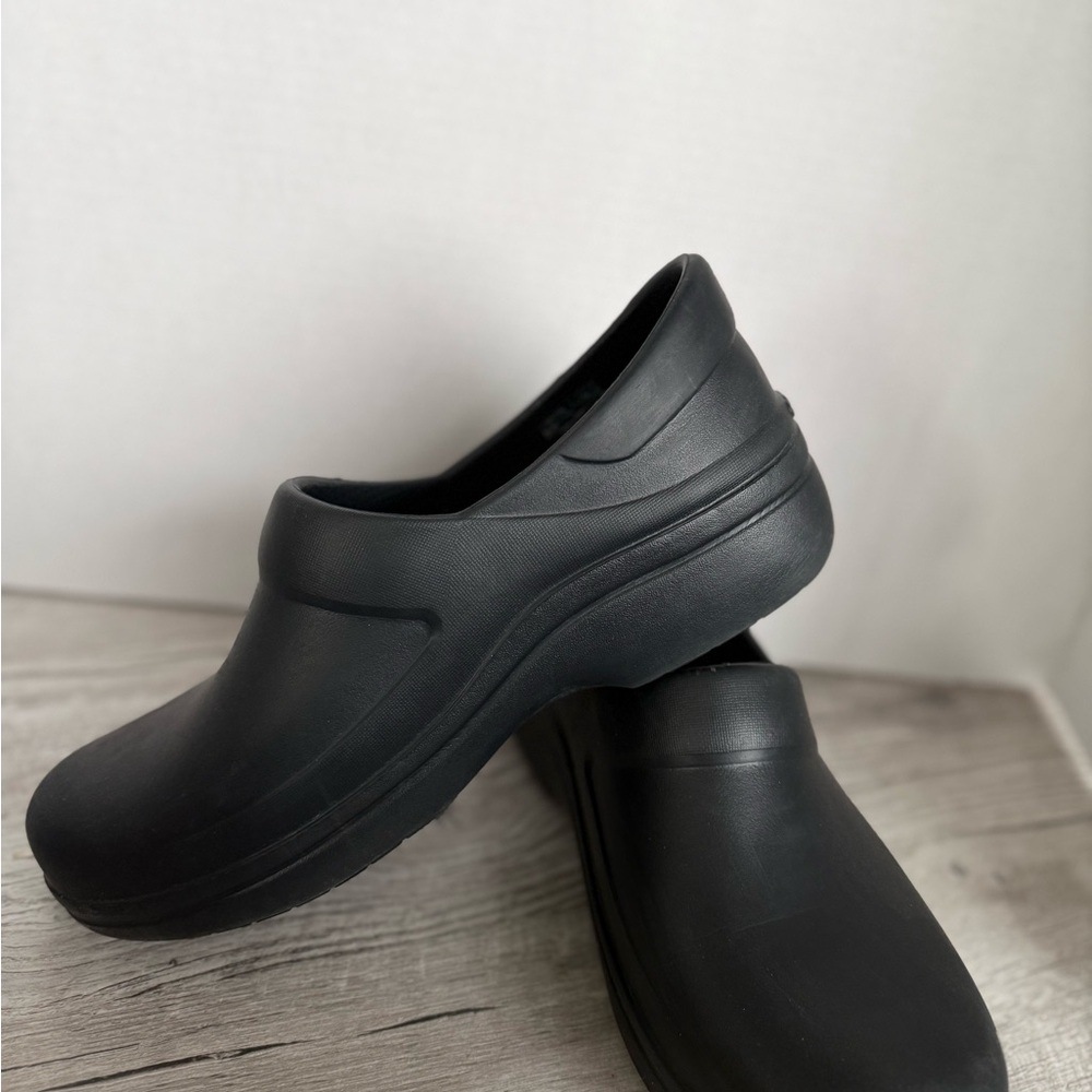 Crocs Woman’s Black Work Shoes Clogs 11 Wide Non Slip Nurse Doctor Walking